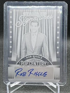 2023 Leaf Pop Century ROB RIGGLE STAND UP FIRMAS AUTOMÁTICO PLACA NEGRA 1/1 - Imagen 1 de 2