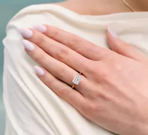 Anello di Fidanzamento Diamante Taglio Smeraldo 1,25 Ct Coltivato in Laboratorio Oro Giallo 18K IGI - Foto 1 di 11