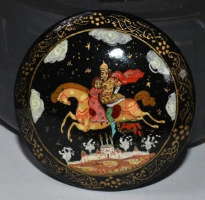 VTG Lacquer Brooch Pin "Ruslan And Ludmilla Fairytale" Hand Painted Signed - Picture 1 of 7