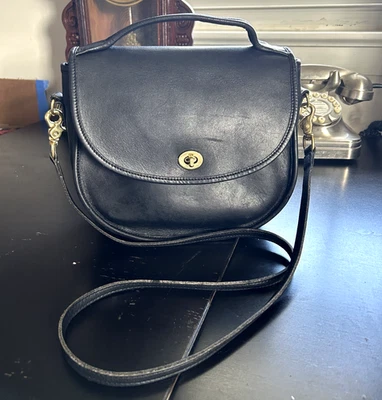 Bolsa tiracolo vintage Laura EUA couro preto latão bloqueio muito bom estado usado - Imagem 1 de 4