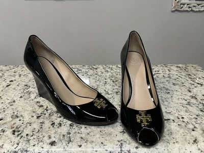 Tory Burch Jade Punta Abierta Negro Charol Cuñas Tacones Dorado 8.5 Foto 1 de 4
