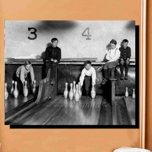 Vintage Bowlingbahn 20 x 24 Leinwand Wickeldruck Junge als Pin Spotter 1905 - Bild 1 von 4