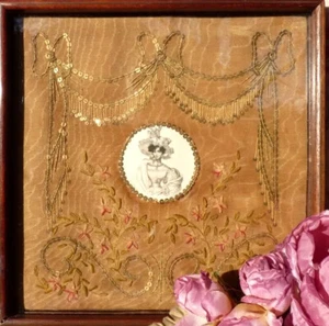 ALTE GRAVUR MODE 1830 gerahmt von einer STICKEREI aus BLUMEN und GOLDENEN KNOTEN 19. Jh. - Bild 1 von 18