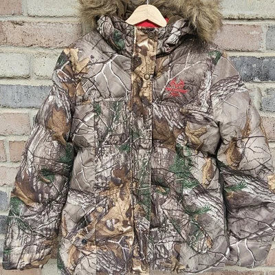 Jaqueta Realtree Puffer com Capuz Pele Sintética Tamanho Grande 42-48 Feminina Camuflagem Lã - Imagem 1 de 4