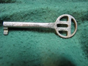 Beautiful Antique 2 1/4" Long Mantle Clock Key As Shown - Bild 1 von 3