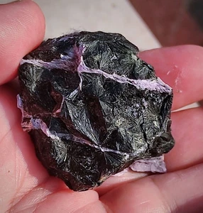 Vecchio stock!Stupende stelle nere Aegirine con Tinaksite gialla in Charoite viola - Foto 1 di 9