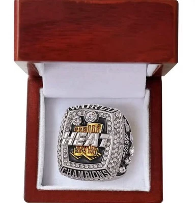 Anillo de campeonato Miami Heat 2013 Foto 1 de 2
