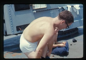 Guerra de Vietnam Transparencia Diapositiva USN Marinero Blanco Ropa Interior Poner Pantalones - Imagen 1 de 2
