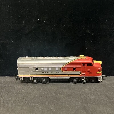 Mantua Tyco: HO Scale Santa Fe Locomotive # 4015 - Image 1 of 4