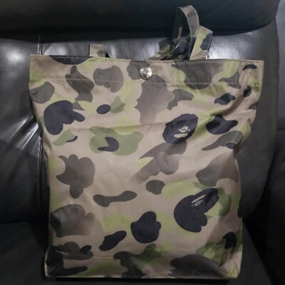 Bolsa tote A Bathing Ape Bape primavera 2012 Bape camuflada revista e-MOOK - Imagem 1 de 4