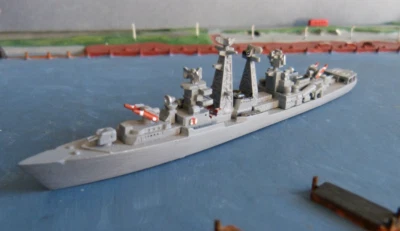 Delphin Metall Modell 141  - 1 : 1250 : russischer Lenkwaffen Zerstörer Kashin - Bild 1 von 4