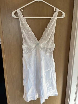 ¡Nuevo con etiquetas! Lencería de novia blanca - pequeña - boda Gilligan & O’Malley Foto 1 de 4