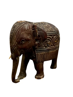 Antigua estatua de elefante de madera antigua única grabada a mano grabada en el espacio del siglo XIX Foto 1 de 4