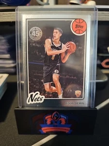 2025-26 Topps Basketball #80BK-55 Egor Demin 45° Anniversario Inserto Reti - Foto 1 di 2