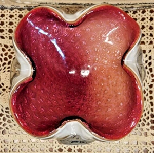 MCM Estilo Murano Arte Vidrio Rojo y Rosa con Diseño de Volantes Exterior Blanco - Imagen 1 de 12