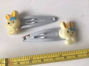 PAR DE CONEJO DE PASCUA BLANCO CONEJO Suave Niña Patinadora A PRESIÓN DESLIZAMIENTOS DE PELO EMPUÑADURAS CLIPS x 2 - Imagen 1 de 5