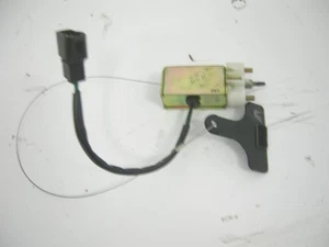 Attuatore chiusura centralizzata parafango carburante Kia CARNIVAL UP 66133 LHD - Foto 1 di 3