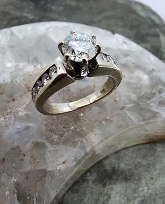 Anillo de oro blanco de 14 k .585 WG diamante centro de 0,5 quilates con conjunto de canales talla 6 Au 25175 Foto 1 de 4