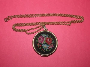 FLOWERS EMBROIDERED LOCKET PENDANT NECKLACE AVON GOLD TONE VINTAGE - Picture 1 of 3