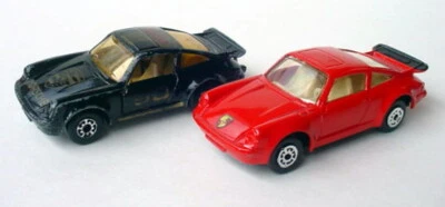 ЛОТ ИЗ 2 черных и красных литых машинок Matchbox & Maisto Porsche 911 Turbo масштаб 1:64 - Изображение 1 из 4