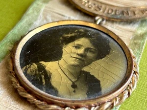 Antik 1916 Klasse Präsident Portrait Miniatur Foto Medaille Vintage Abzeichen Boston MA - Bild 1 von 9