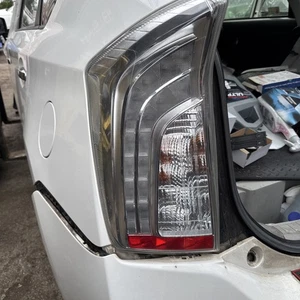 Genuine Toyota Prius 1.8L Hybrid 2012 PLUG IN REAR LEFT LAMP - Picture 1 of 2