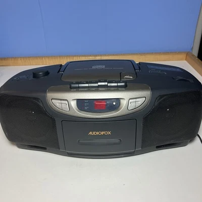 Sistema estéreo portátil Audiovox antigo: cassete/CD/AM/FM, modelo # CD-198 - Imagem 1 de 4