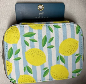 DABNEY LEE FEDERE ORGANIZER 8 SEZIONI BLU GIALLO LIMONI 3 3/4 X 5 NUOVO CON ETICHETTE - Foto 1 di 2