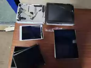 Apple iPad 9.7in 16GB A1395, A1396, A1455 x14 Faulty Smashed Missing Parts - Picture 1 of 9