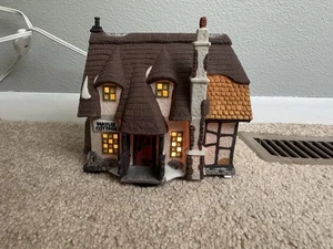 Dept 56 Dickens Village - Oliver Twist Maylie Cottage - Bild 1 von 12