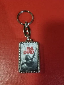 EVIL DEAD - FILMPOSTER DOPPELSEITIGER SCHLÜSSELANHÄNGER AUS METALL - Bild 1 von 2