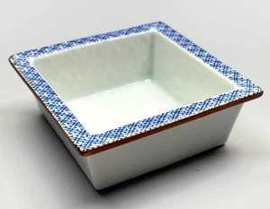 Japanische Porzellan Arita Ware kleine quadratische Reisschale blau weiß geprägte Bäume - Bild 1 von 20