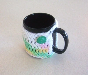 Acogedora taza de café blanco y pasteles de ganchillo a mano - Imagen 1 de 3