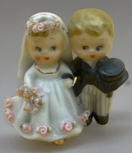 Geo vintage. Campana de boda con adorno de pastel de novia y novio Z Lefton de porcelana - Imagen 1 de 5