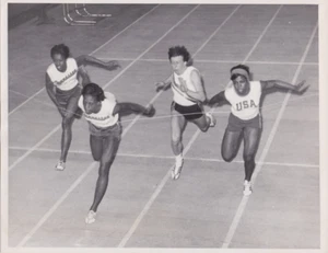 1965 Press Photo TSU Sprinter Wyomia Tyus Wins 60 Yard Dash at Millrose Games - Picture 1 of 2