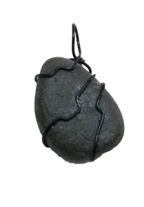 Wire Wrapped Pendant Black Tumbled Surf Rock Stone PNW Beach - Imagen 1 de 6