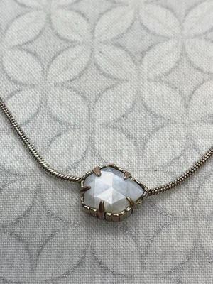 Collar Vinatge Kendra Scott Mara Tess marfil madreperla muy bien usado Foto 1 de 4