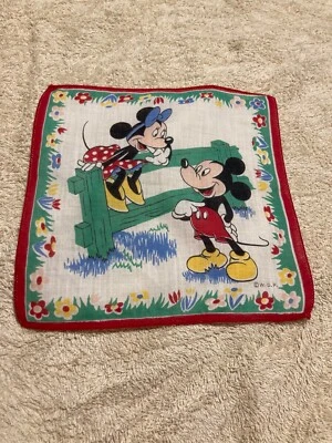 Pañuelo Walt Disney Minnie Mouse hablando con Mickey Mouse en valla verde Foto 1 de 4