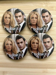"Juego de 4 botones traseros Gossip Girl 1,5"" Pin Serena & Dan" - Imagen 1 de 4