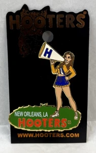 NEW ORLEANS, LA - HOOTERS CHEERLEADER GIRL CON MEGAFONO SPILLA BAVERO BLU/GIALLO - Foto 1 di 3