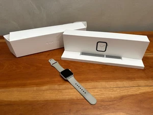 Apple Watch Series 4 40mm Silver Aluminum - Photo 1 sur 9
