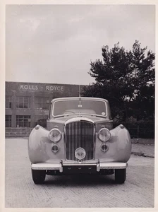 BENTLEY STANDARD STEEL SALOON, OUTSIDE ROLLS ROYCE FACTORY PERIOD PHOTOGRAPH. - Picture 1 of 2