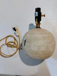 Mittelgroße Tischlampe aus Holzimitat braun - Schwelle entworfen mit Studio McGee - Bild 1 von 5
