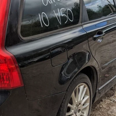 Puerta del tanque de combustible VOLVO V50 WAGON 05 06 07 08 09 10 11 NEGRO 019 Foto 1 de 4