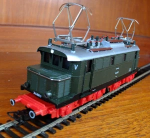 PIKO HO gauge E44 Electric Locomotive in DR dark green livery - Picture 1 of 11