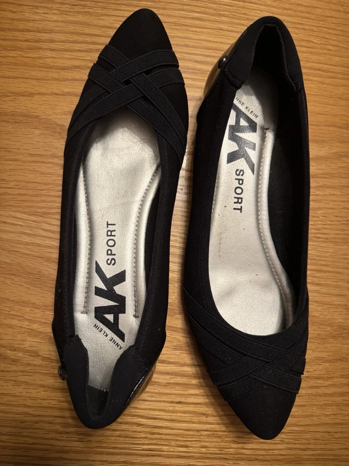 ANNE KLEIN WOMEN’S SPORTS BLACK FABRIC AND PATENT LEATHER SIZE 8 SLIGHTLY USED - Image 1 of 4