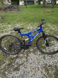 Mountain Bike - Picture 1 of 3