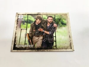 Tarjeta # 24 Bleeding Out 2018 Topps Walking Dead temporada 8 parte 1 - Imagen 1 de 2