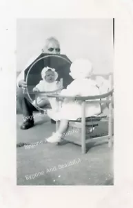 Foto vintage hombre sosteniendo espejo bebé mirando espejo reflejo 1943 - Imagen 1 de 1