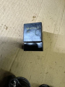 YAMAHA YZF R1 5VY 2004 2005 FUEL PETROL GAS RELAY FUSE BOX - Picture 1 of 4